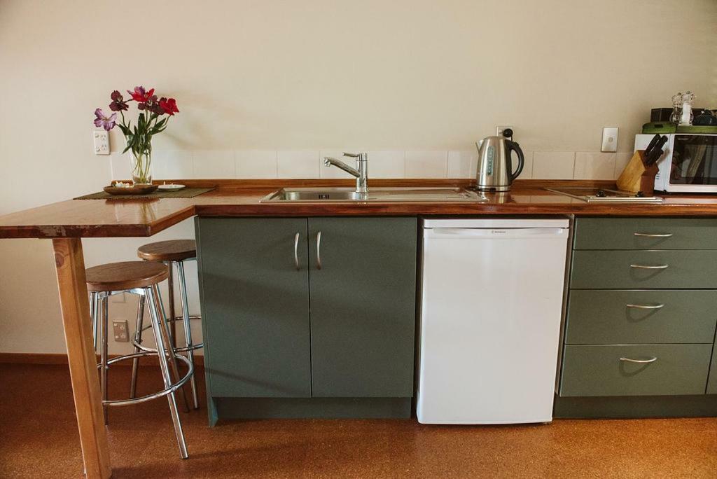 Bow Street Apartments & Cottage Raglan Extérieur photo